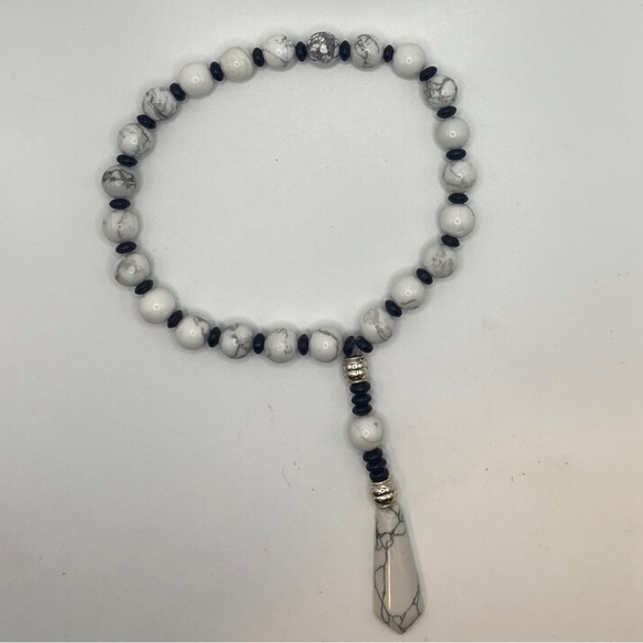 Gift Set- ‘Apres Ski’- Howlite anxiety beads and scented candle - Picture 3 of 7